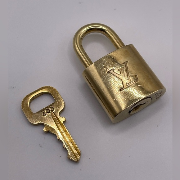 100% Authentic and pre loved Louis Vuitton - RARE Gold Lock and Key set #233 - Picture 3 of 6